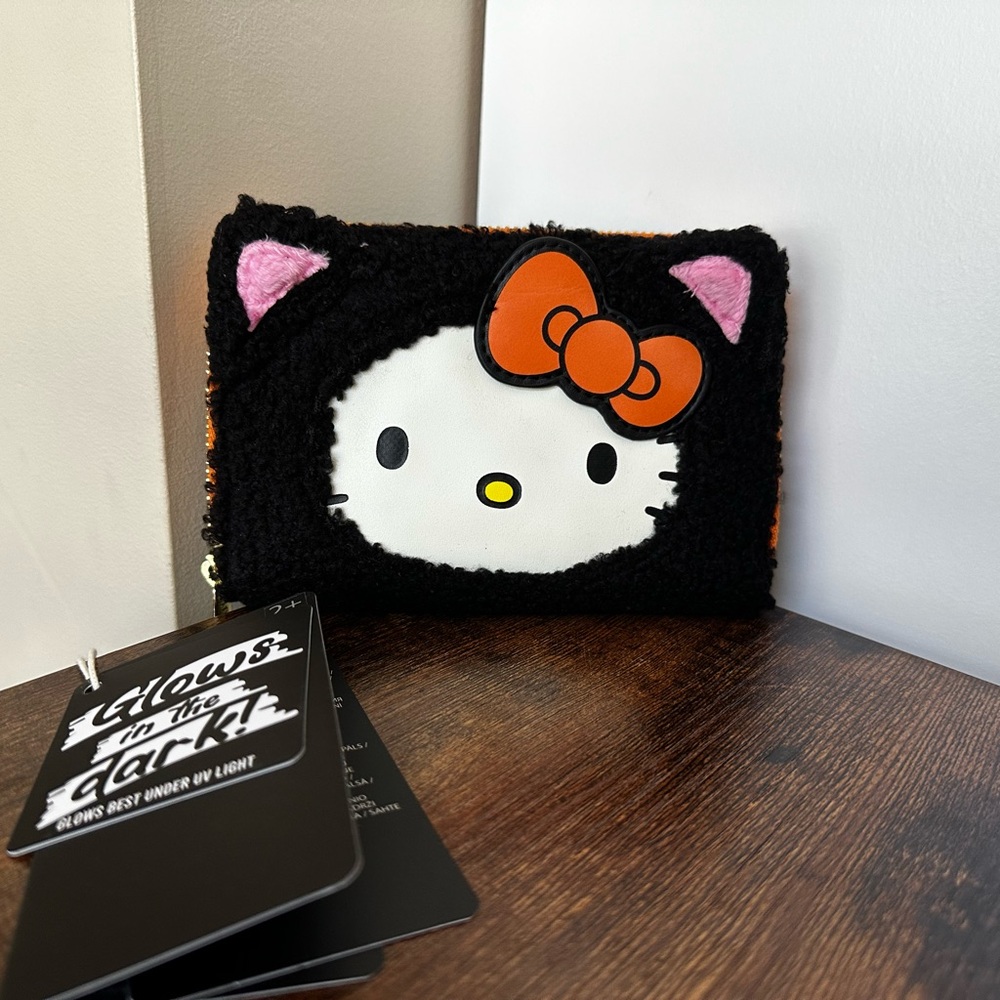 🇺🇸 Sanrio Exclusive Hello Kitty Costume Sherpa Glow Zip Around Wallet